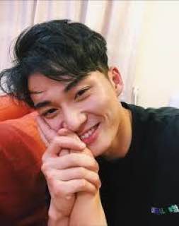 周嘉洛非常孝順。